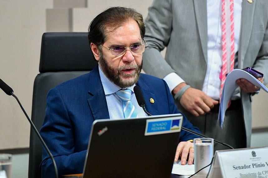 À mesa, presidente da CPIONGS, senador Plínio Valério (PSDB-AM), conduz reunião.