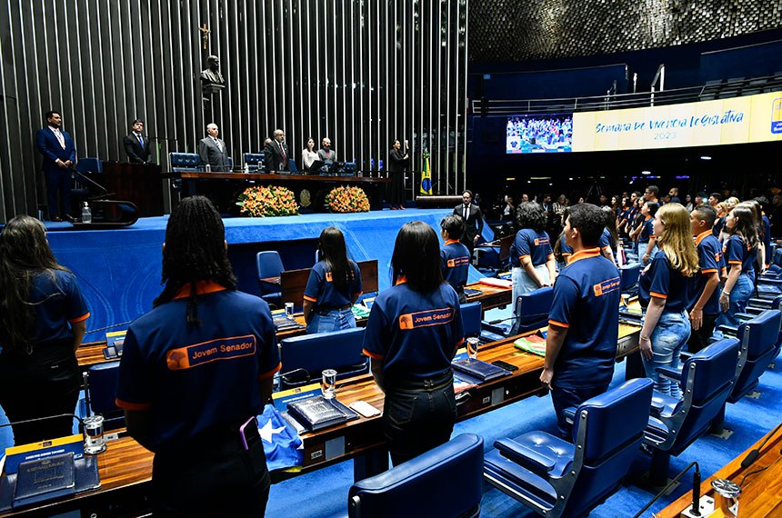 Mesa:
senador Nelsinho Trad (PSD-MS);
senador Izalci Lucas (PSDB-DF);
presidente desta Sessão, senador Paulo Paim (PT-RS);
secretária-geral adjunta da Mesa do Senado Federal, Sabrina Silva Nascimento;
representando o Ministério da Educação (MEC), coordenador-geral de Política Educacional para a Juventude da Secretaria de Educação Continuada, Alfabetização de Jovens e Adultos, Diversidade e Inclusão, Yann Evanovick Leitão Furtado.