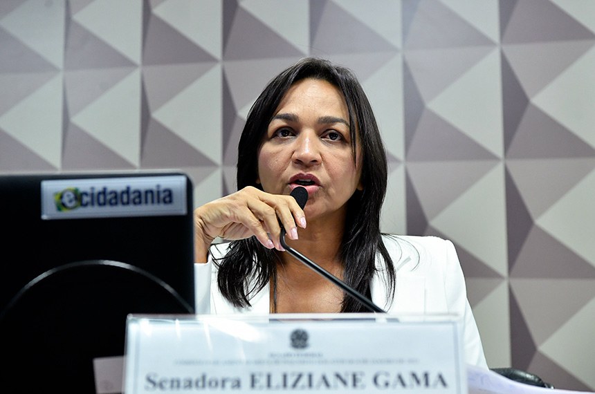 A CPMI é formada por 16 senadores e 16 deputados federais titulares, com igual número de suplentes de cada Casa e vai investigar a invasão e depredação das sedes dos Três Poderes em Brasília. 
 
À mesa, em pronunciamento, relator da CPMI do 8 de Janeiro, senadora Eliziane Gama (PSD-MA).