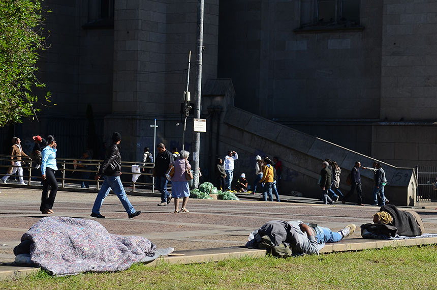 Pessoas em situação de rua na Praça da Sé, em São Paulo - Foto: Rovena Rosa/ABr