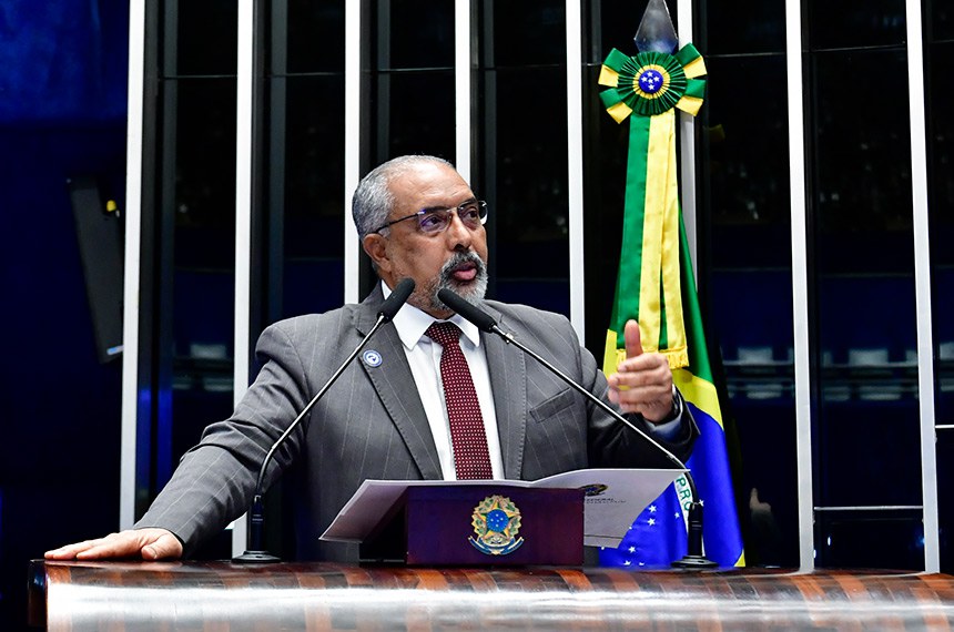 À tribuna, em discurso, senador Paulo Paim (PT-RS). 