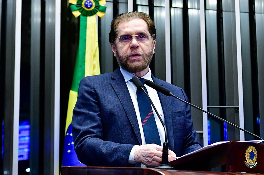 Em discuro, à tribuna, senador Plínio Valério (PSDB-AM).