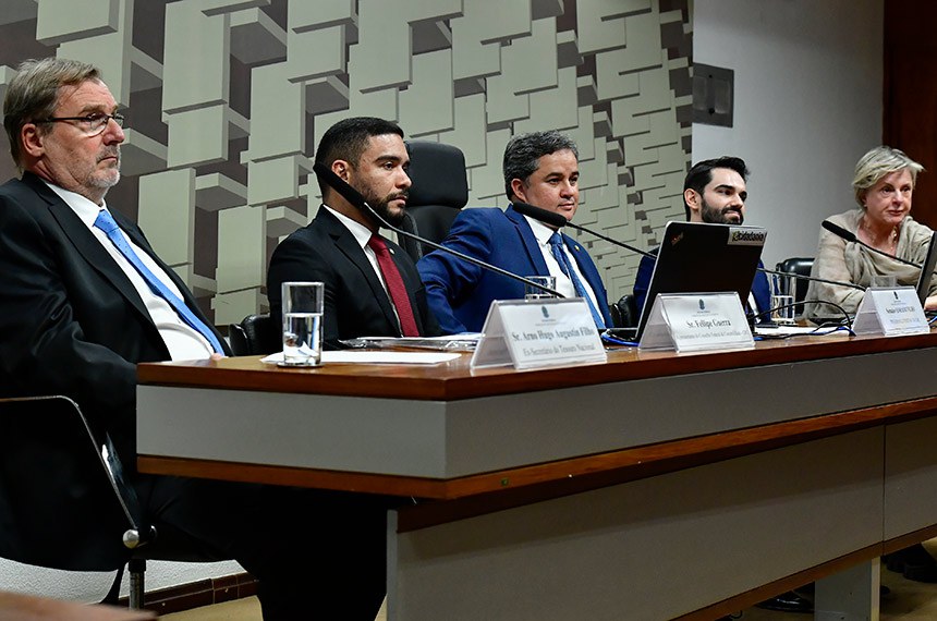 Mesa: 
ex-secretário do Tesouro Nacional, Arno Hugo Augustin Filho; 
representante do Conselho Federal de Contabilidade (CFC), Fellipe Guerra; 
presidente eventual, senador Efraim Filho (União-PB); 
advogado tributarista, CEO da Roit, Lucas Ribeiro. 