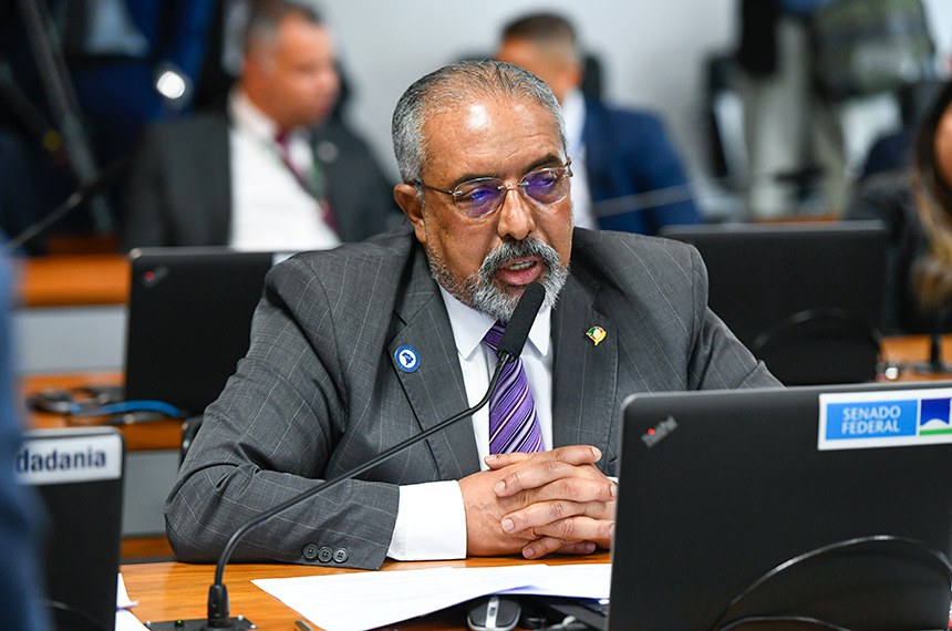 À bancada, em pronunciamento, senador Paulo Paim (PT-RS).