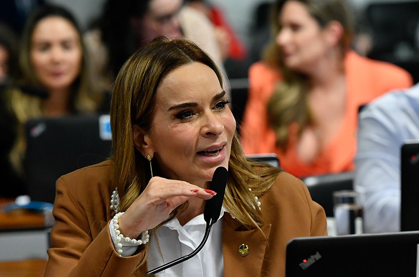 Em pronunciamento, à bancada, relatora da PEC 10/2022, senadora Daniella Ribeiro (PSD-PB).
