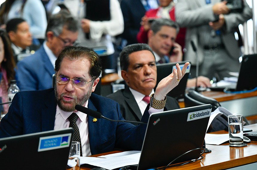 Em pronunciamento, à bancada, relator da PL 2.254/2022, senador Plínio Valério (PSDB-AM).