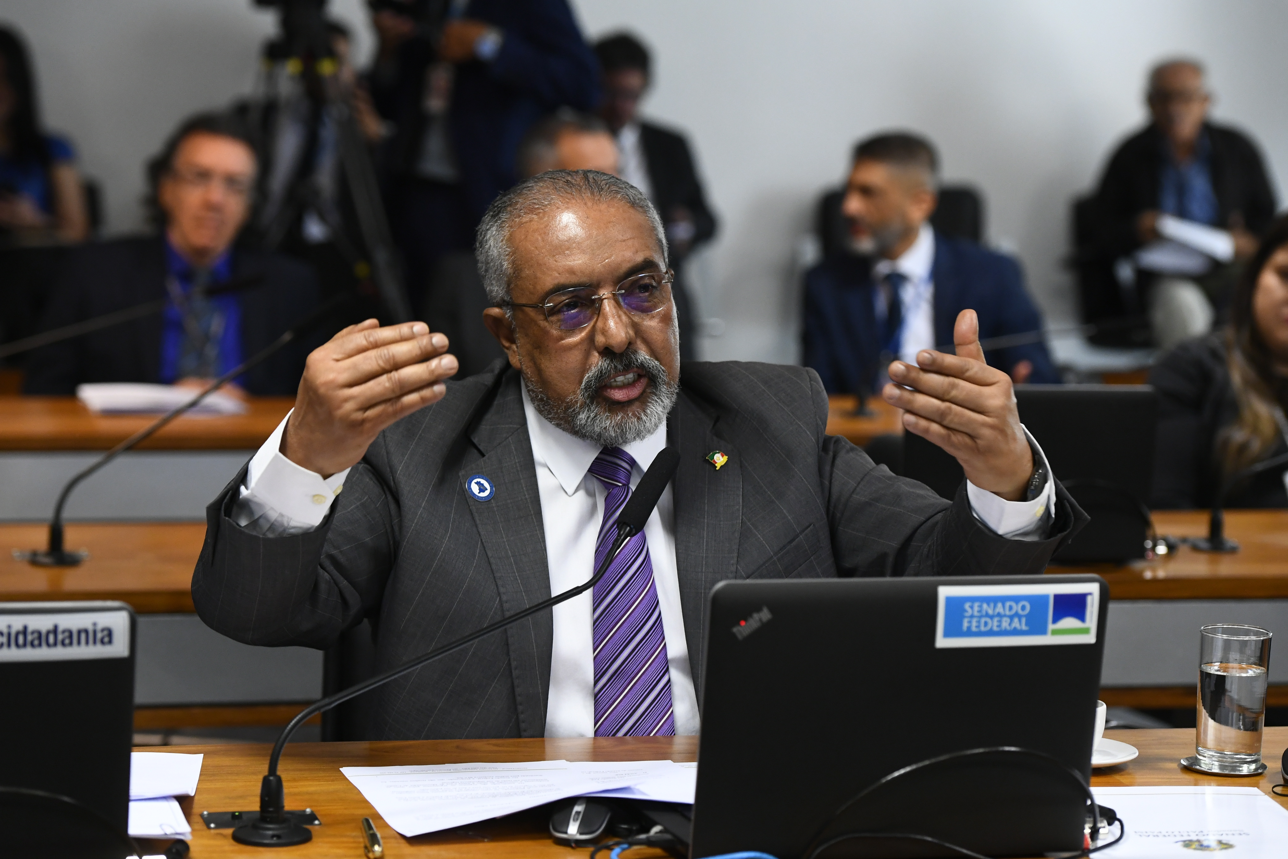 À bancada, em pronunciamento, senador Paulo Paim (PT-RS).