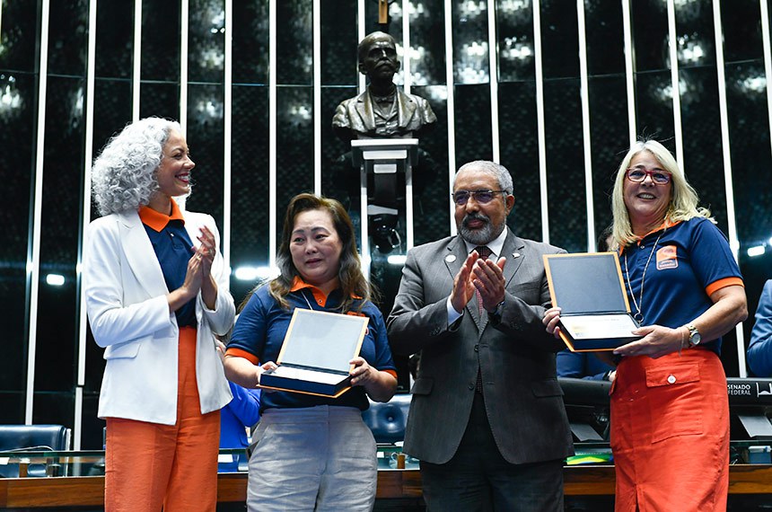 Mesa: 
presidente da Mesa Jovem 2016, Pedro Manoel de Souza Silva Neto; 
diretora-geral do Senado Federal, Ilana Trombka; 
secretária-geral adjunta da Mesa do Senado Federal, Sabrina Silva Nascimento; 
secretário desta sessão; 
consultor-geral do Senado Federal, Danilo Augusto Barboza de Aguiar.
