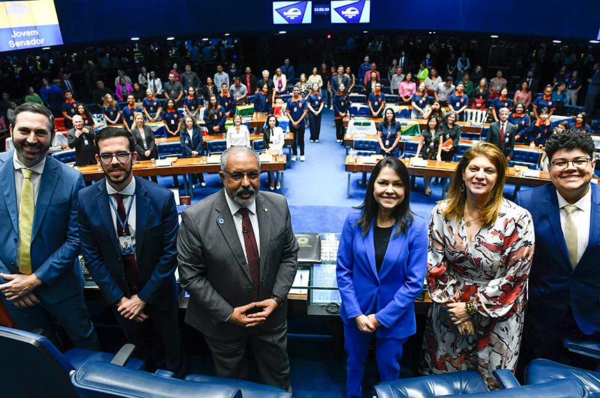 Mesa: 
presidente da Mesa Jovem 2016, Pedro Manoel de Souza Silva Neto; 
diretora-geral do Senado Federal, Ilana Trombka; 
secretária-geral adjunta da Mesa do Senado Federal, Sabrina Silva Nascimento; 
presidente desta Sessão, senador Paulo Paim (PT-RS); 
secretário desta sessão; 
consultor-geral do Senado Federal, Danilo Augusto Barboza de Aguiar.