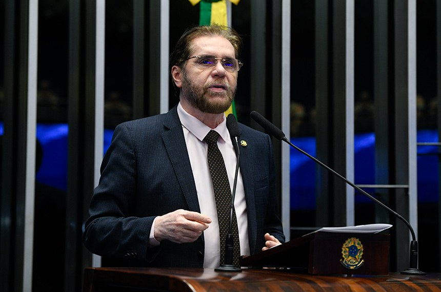 À tribuna, em discurso, senador Plínio Valério (PSDB-AM). 
