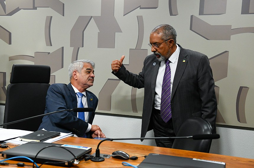 Mesa: 
presidente da CAS, senador Humberto Costa (PT-PE); 
senador Paulo Paim (PT-RS).