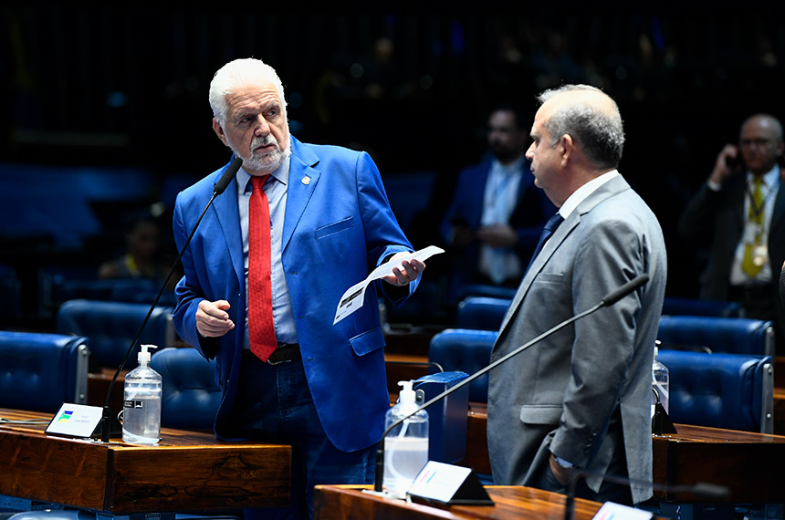 O líder do Governo, Jaques Wagner, conversa com o líder da Oposição, Rogério Marinho - Foto: Roque de Sá/Agência Senado