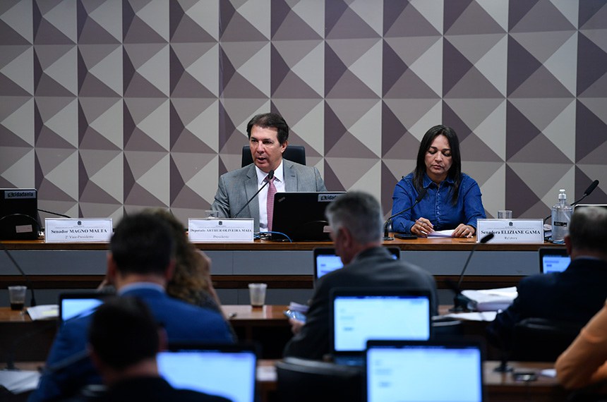 Sala de comissões já está pronta para sabatina que começará em instantes. 
 
Mesa:
presidente da CPMI do 8 de Janeiro, deputado Arthur Maia (União-BA);
relatora da CPMI do 8 de Janeiro, senadora Eliziane Gama (PSD-MA).
