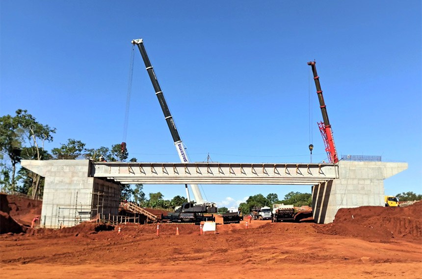 A nova Ponte da Integração Brasil-Paraguai está encerrando 2021 com índice de 74,5% de conclusão, um investimento de aproximadamente R$ 174 milhões. A obra é executada pelo Departamento de Estradas de Rodagem do Paraná (DER/PR), entre os municípios de Foz do Iguaçu, na margem brasileira, e Presidente Franco, na margem paraguaia.