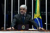 Humberto Costa comemora medida provisória que taxa 'super-ricos'