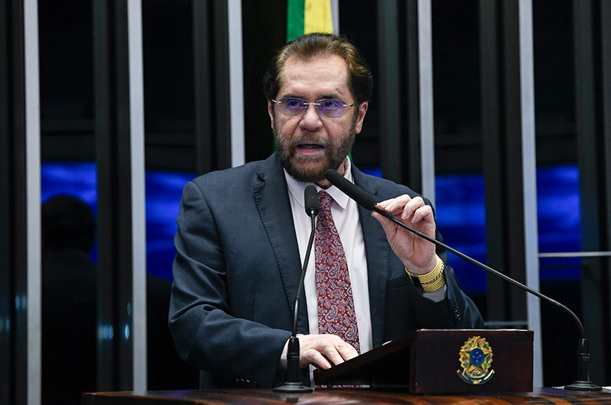 À tribuna, em discurso, senador Plínio Valério (PSDB-AM). 