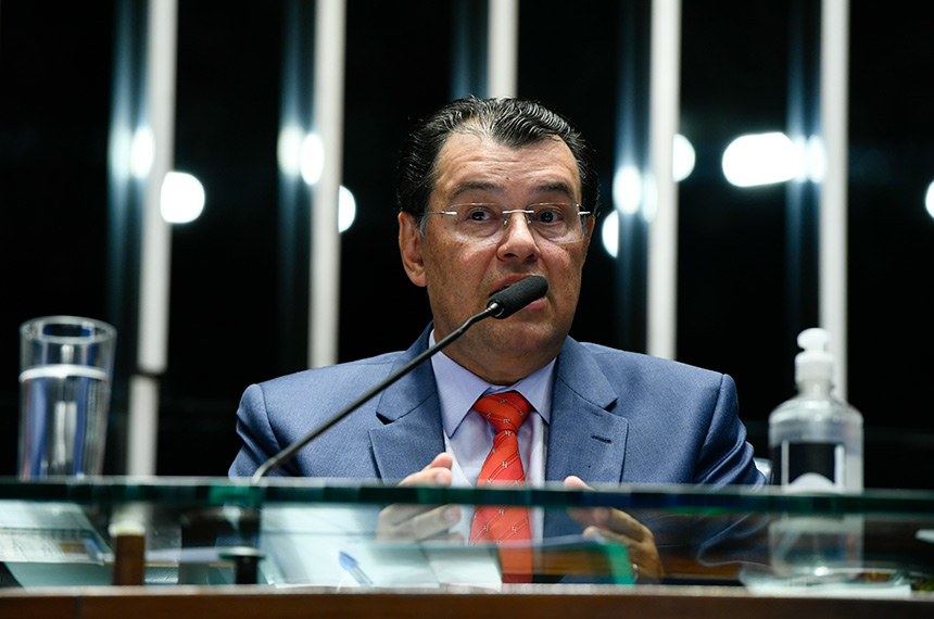 Em pronunciamento, à mesa, relator da PEC 45/2019, senador Eduardo Braga (MDB-AM).