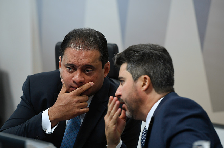 Weverton, que presidiu a reunião da CCJ, conversa com Marcos Rogério; votação da PEC 10/2022 foi adiada - Foto: Edilson Rodrigues/Agência Senado