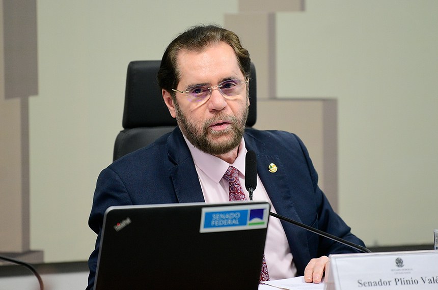À mesa, em pronunciamento, presidente da CPIONGS, senador Plínio Valério (PSDB-AM).