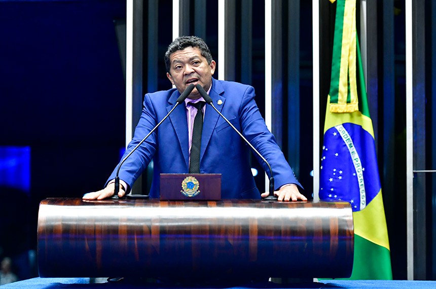 À tribuna, em discurso, senador Beto Faro (PT-PA). 
