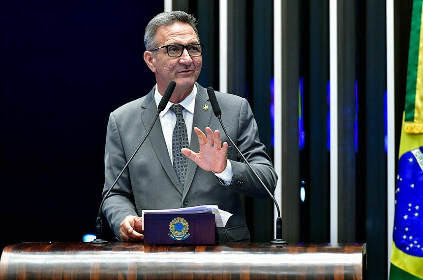 Em discurso, à tribuna, senador Lucas Barreto (PSD-AP).