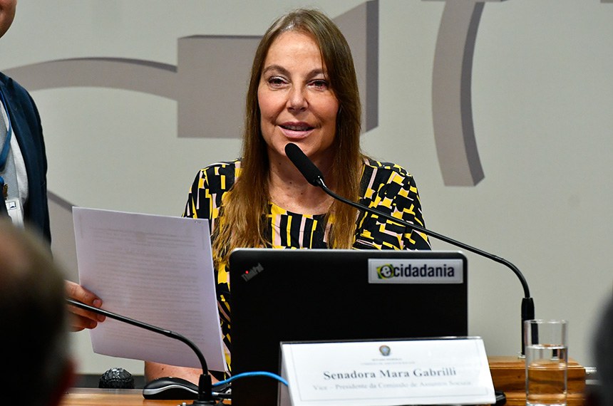 À mesa, vice-presidente da CAS, senadora Mara Gabrilli (PSD-SP), conduz reunião.