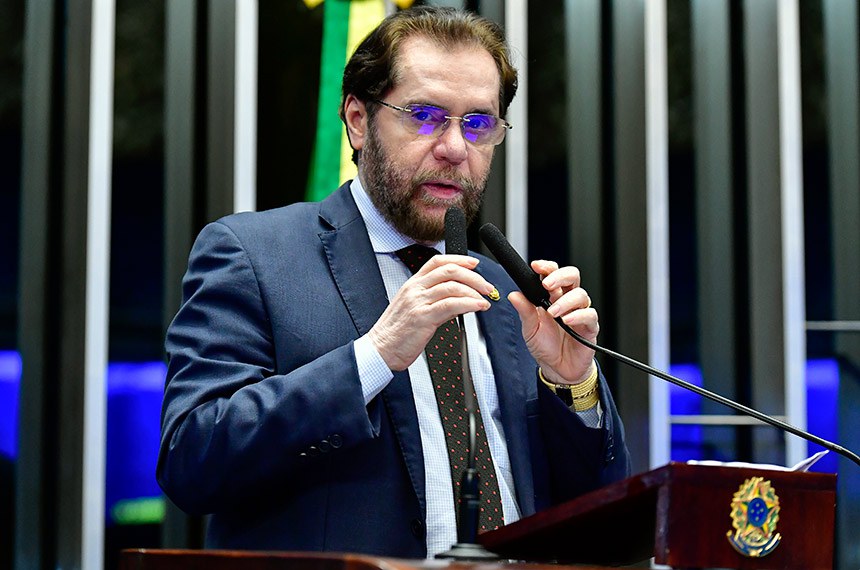 Em discurso, à tribuna, senador Plínio Valério (PSDB-AM).