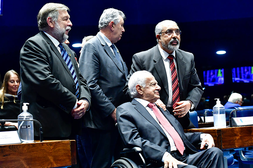 Flávio Arns, Heinze e Paim com o ex-senador Pedro Simon - Foto: Waldemir Barreto/Agência Senado