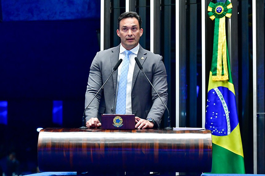 Em discurso, à bancada, senador Styvenson Valentim (Podemos-RN).