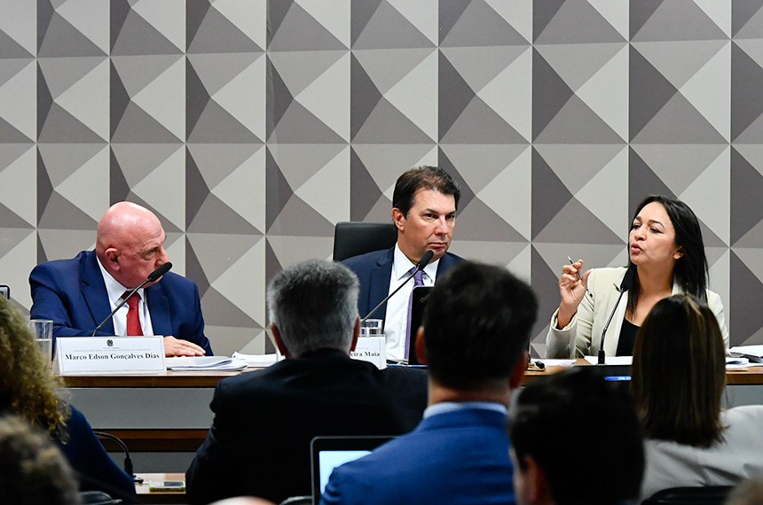 Indicado pelo atual governo, ele estava à frente do cargo no dia dos ataques às sedes dos Três Poderes. O general da reserva deixou o posto no dia 19 de abril de 2023, após a divulgação de vídeos nos quais ele aparece em um dos locais da invasão.
 
Mesa:
ex-chefe do Gabinete de Segurança Institucional (GSI) do governo Lula, general Marco Edson Gonçalves Dias (G. Dias);
presidente da CPMI do 8 de Janeiro, deputado Arthur Oliveira Maia (União-BA);
relatora da CPMI do 8 de Janeiro, senadora Eliziane Gama (PSD-MA).