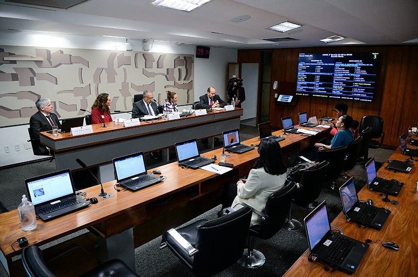 Mesa:
oficial de Meios de Vida do Alto Comissariado das Nações Unidas para Refugiados (ACNUR Brasil), Paulo Sérgio de Almeida;
representante de Sindicato Nacional dos Auditores Fiscais do Trabalho (Sinait), auditora-fiscal do Trabalho, Lívia dos Santos Ferreira;
presidente eventual da CMMIR, senador Paulo Paim (PT-RS);
procuradora do Trabalho, Alzira Melo Costa;
diretor do Escritório da Organização Internacional do Trabalho para o Brasil (OIT), Vinícius Pinheiro - em pronunciamento.