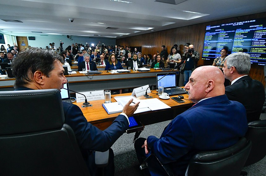 Indicado pelo atual governo, ele estava à frente do cargo no dia dos ataques às sedes dos Três Poderes. O general da reserva deixou o posto no dia 19 de abril de 2023, após a divulgação de vídeos nos quais ele aparece em um dos locais da invasão.
 
Mesa:
advogado do deponte;
ex-chefe do Gabinete de Segurança Institucional (GSI) do governo Lula, general Marco Edson Gonçalves Dias (G. Dias);
relatora da CPMI do 8 de Janeiro, senadora Eliziane Gama (PSD-MA);
presidente da CPMI do 8 de Janeiro, deputado Arthur Oliveira Maia (União-BA).