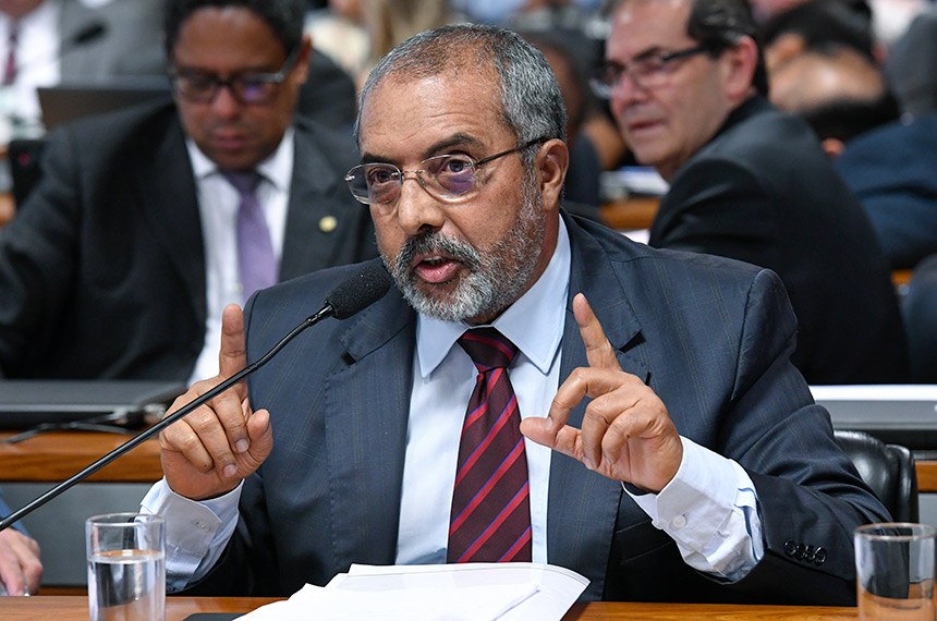 À bancada, em pronunciamento, senador Paulo Paim (PT-RS).