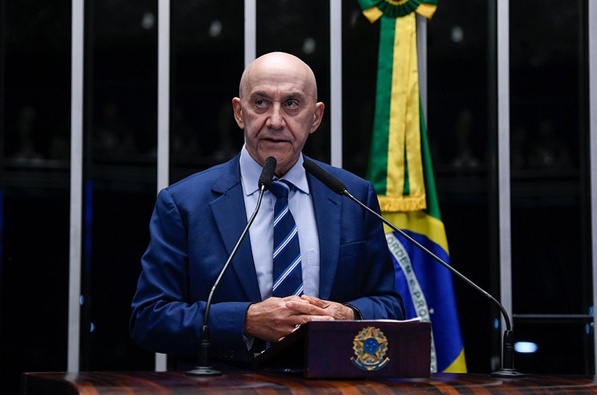 Em discurso, à tribuna, senador Confúcio Moura (MDB-RO).