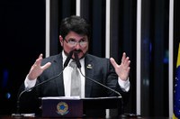 Marcos do Val critica 'parcialidade' no inquérito sobre 8 de janeiro