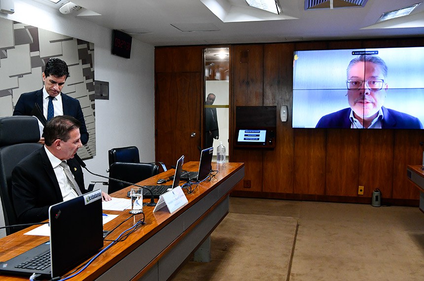À mesa, presidente da CAE, senador Vanderlan Cardoso (PSD-GO), conduz reunião.