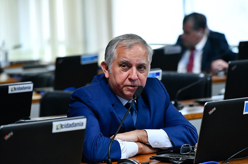 Em pronunciamento, à bancada, senador Izalci Lucas (PSDB-DF).