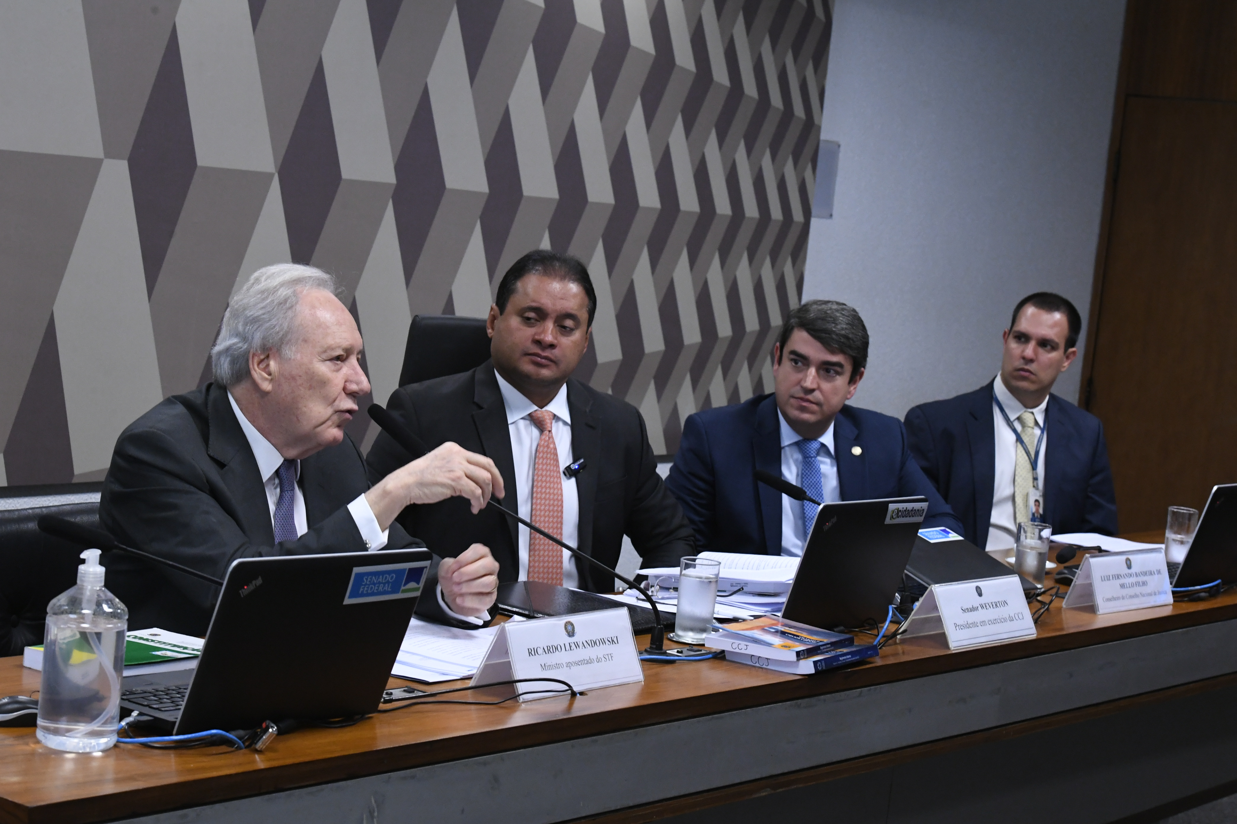 Mesa: 
ministro aposentado do Supremo Tribunal Federal (STF), Ricardo Lewandowski - em pronunciamento; 
presidente em exercício da CCJ, senador Weverton (PDT-MA); 
conselheiro do Conselho Nacional de Justiça (CNJ), Luiz Fernando Bandeira de Mello Filho; 
consultor legislativo do Senado Federal, João Trindade Cavalcante Filho.