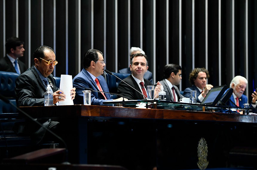 Mesa: 
primeiro signatário do requerimento desta sessão, senador Jorge Kajuru (PSB-GO); 
relator da PEC 45/2019, senador Eduardo Braga (MDB-AM), em pronunciamento; 
presidente do Senado Federal, senador Rodrigo Pacheco (PSD-MG); 
secretário-geral da Mesa do Senado Federal, Gustavo A. Sabóia Vieira; 
vice-presidente do Senado Federal, senador Veneziano Vital do Rêgo (MDB-PB);
líder do governo no Senado Federal, senador Jaques Wagner (PT-BA).