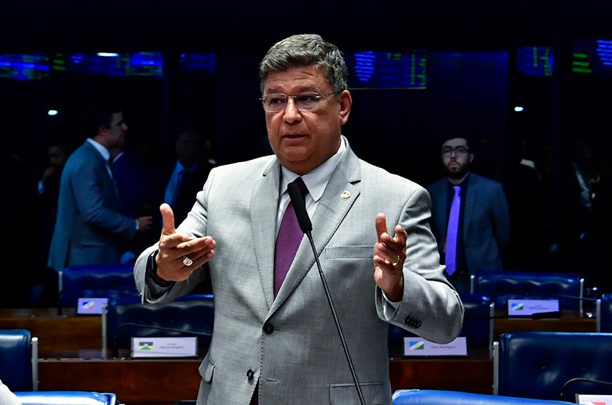 À bancada, em pronunciamento, senador Carlos Viana (Podemos-MG). 