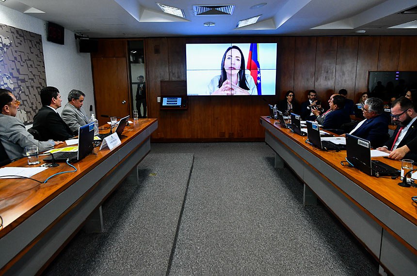 Via videoconferência:
fundadora e coordenadora Nacional da Frente Venezuelana e ex-deputada da Assembleia Nacional, Maria Corina Machado.