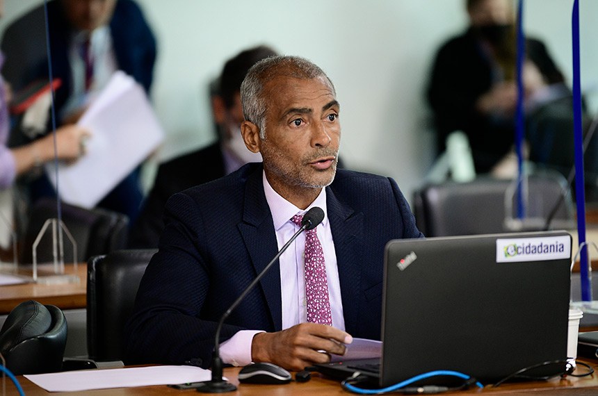 À bancada, em pronunciamento, relator do PL 2486/2021, senador Romário (PL-RJ).
