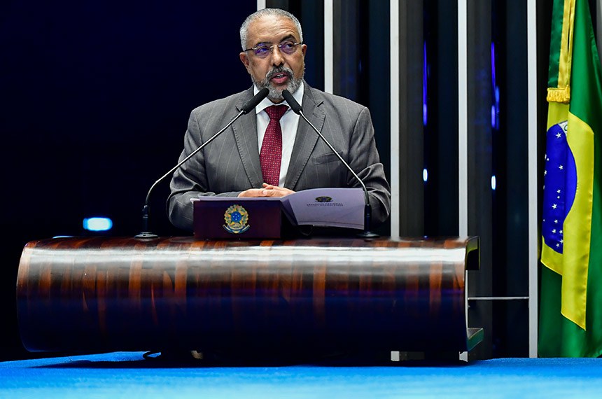 À tribuna, em discurso, senador Paulo Paim (PT-RS). 