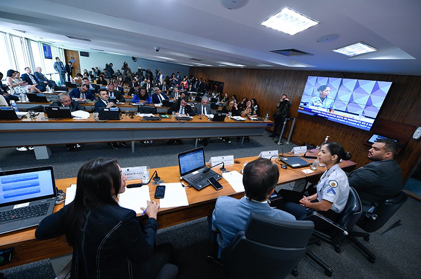Mesa: 
advogado da depoente, Diego Rodrigo Serafim Pereira; 
cabo da Polícia Militar do Distrito Federal (PMDF), Marcela da Silva Morais Pinno; 
presidente da CPMI do 8 de Janeiro, deputado Arthur Oliveira Maia (União-BA); 
relatora da CPMI do 8 de Janeiro, senadora Eliziane Gama (PSD-MA).