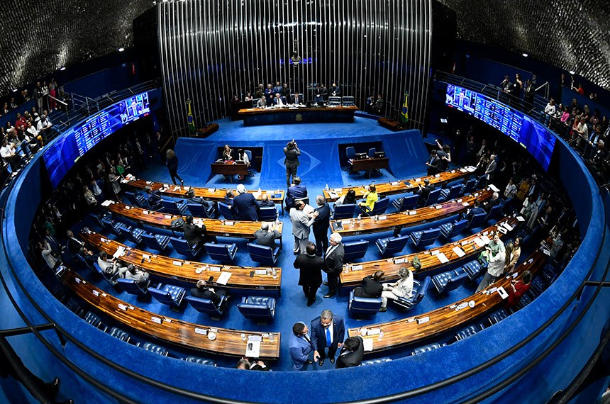 Parlamentares participam da sessão.
