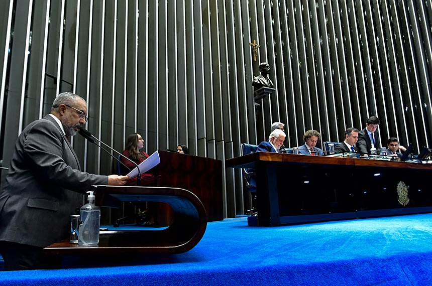 Em discurso, à tribuna, senador Paulo Paim (PT-RS).