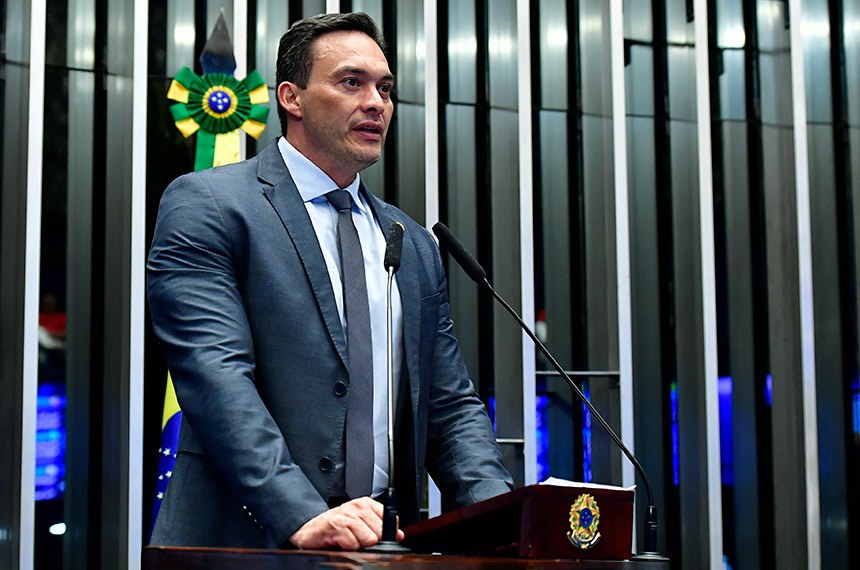 Em discurso, à tribuna, senador Styvenson Valentim (Podemos-RN).