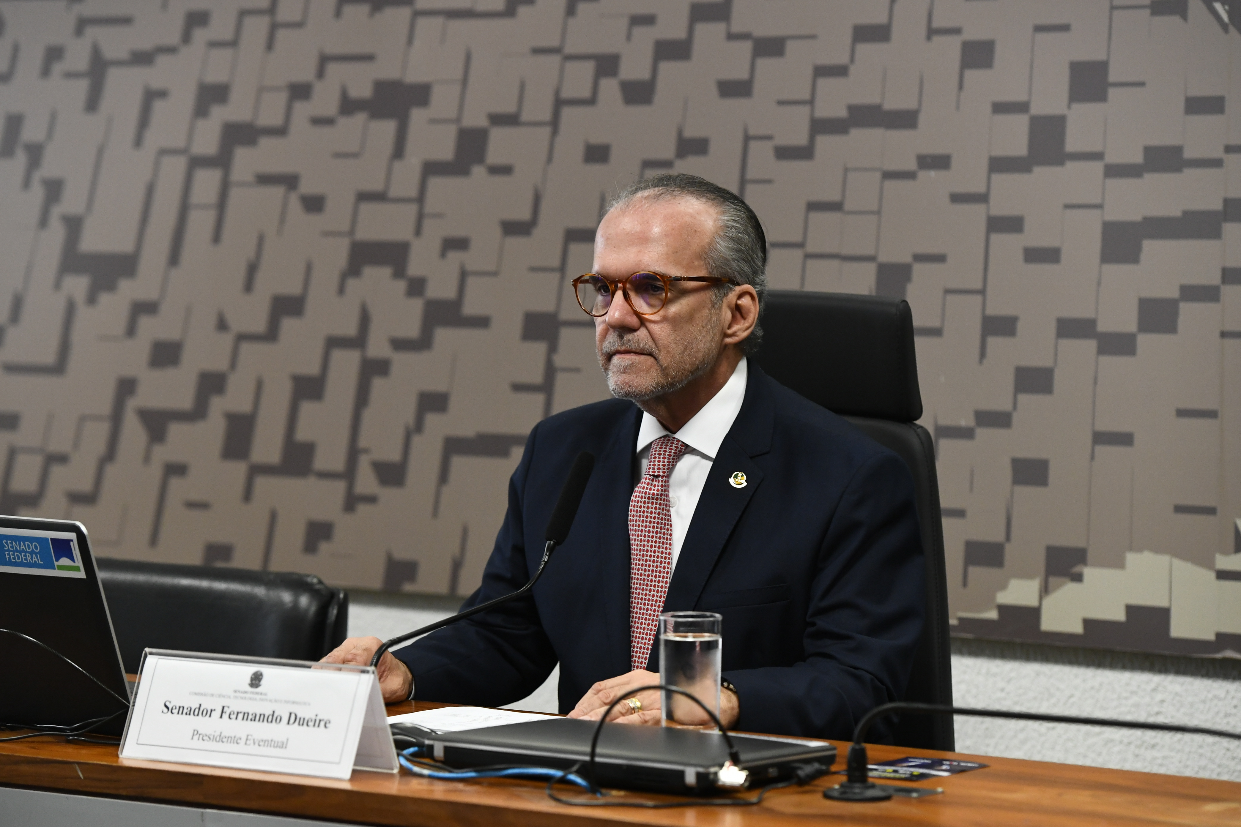 Mesa: 
presidente eventual da CCT, senador Fernando Dueire (MDB-PE).
