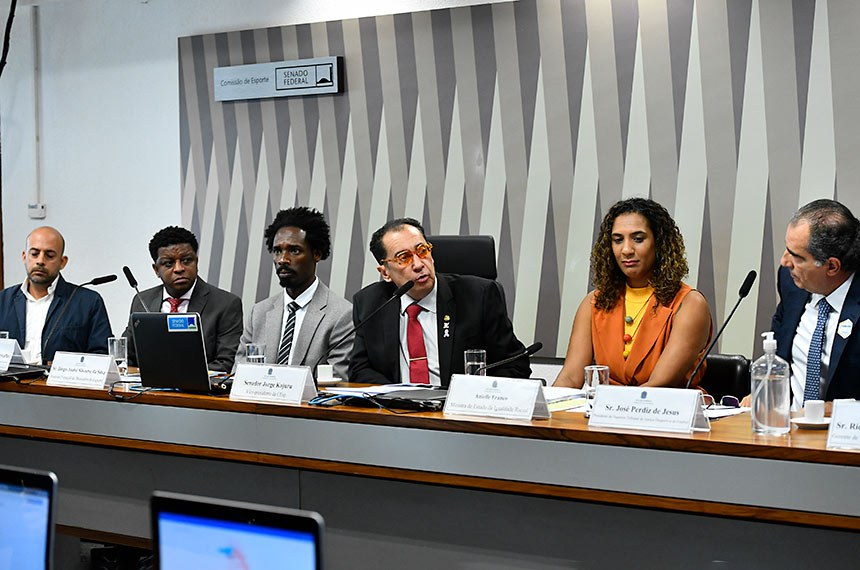 Mesa: 
professor da Universidade Federal da Bahia (UFB), Bruno Otávio de Lacerda Abrahão; 
diretor-executivo do Observatório da Discriminação Racial no Futebol, Marcelo Medeiros Carvalho; 
assessor especial do Ministério do Esporte, Diogo André Silvestre da Silva; 
vice-presidente da CEsp, senador Jorge Kajuru (PSB-GO); 
ministra de Estado da Igualdade Racial, Anielle Franco; 
presidente do Superior Tribunal de Justiça Desportiva do Futebol, José Perdiz de Jesus.