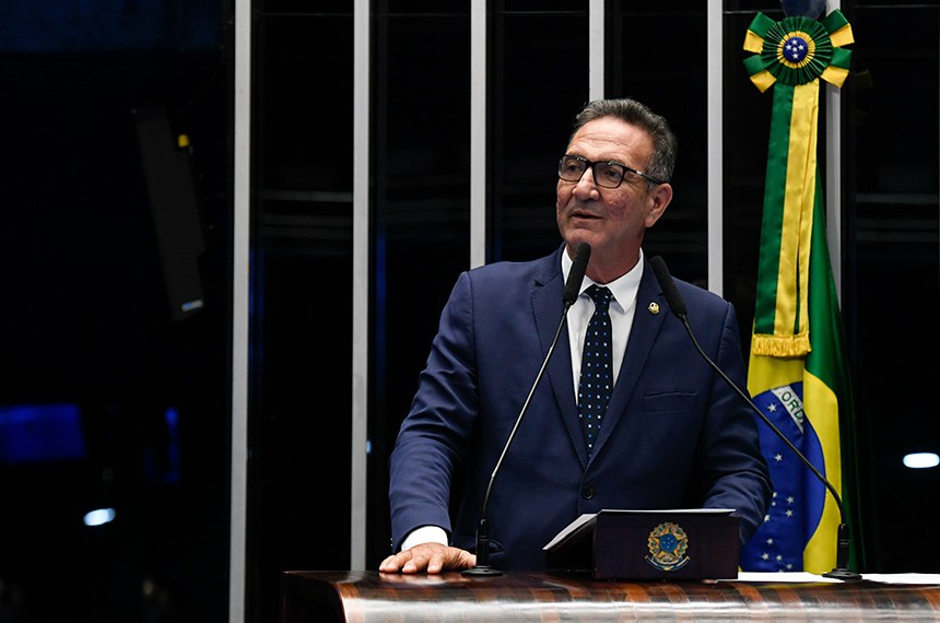 Em discurso, à tribuna, senador Lucas Barreto (PSD-AP).